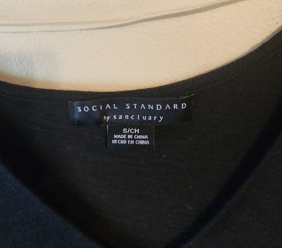 Sanctuary Black V-Neck Sleeveless Dress - Picture 2 of 4